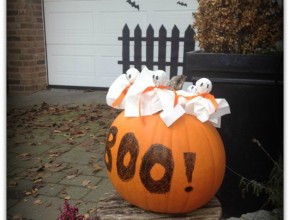 Halloween Kürbis mit Geister-Lollis