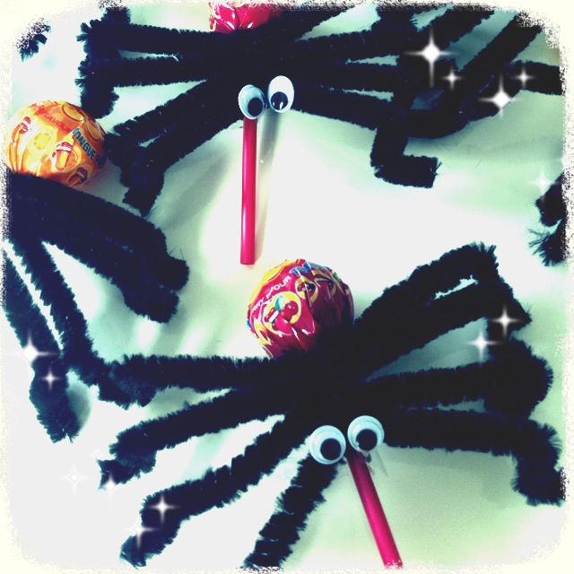 Perfekt für Halloween: Lolli-Spinnen