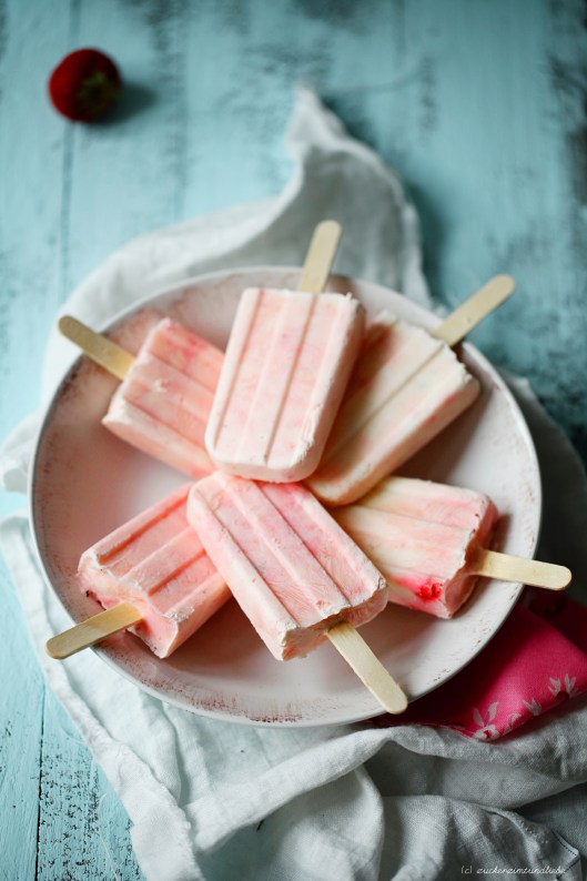 zuckerzimtundliebe_erdbeerjoghurteisamstiel2a