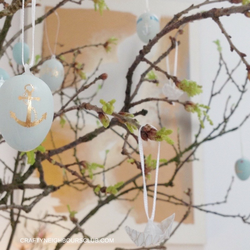 Ostereier-am-Strauh-mit-tätovierten-Eiernjpg