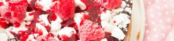 Kochlöffel-Kuchen mit Himbeeren, Baiser und 2fach Schokolade