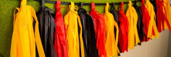 Tassel vor, noch ein Tor! DIY Fußball Girlande in schwarz-rot-gold