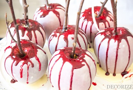 Blutige Äpfel für Dein Halloween-Buffet. Mit Rezept und Anleitung