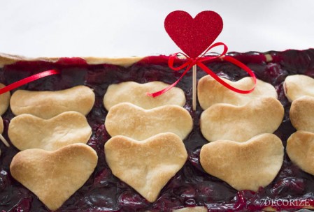 Die 10 schönsten Ideen zum Valentinstag: Kirsch-Tarte mit Herzchen-Deckel