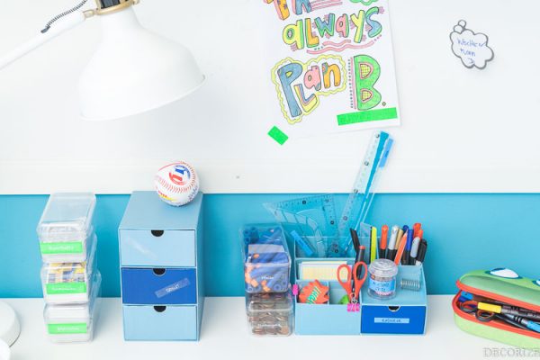 Boxenalarm im Kinderzimmer - bunte Ordnung auf Schreibtisch