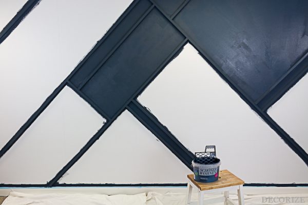Geometrische Wandgestaltung in Blueberry-Blau