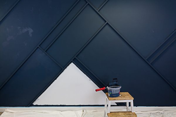 Geometrische Wandgestaltung in Blueberry-Blau