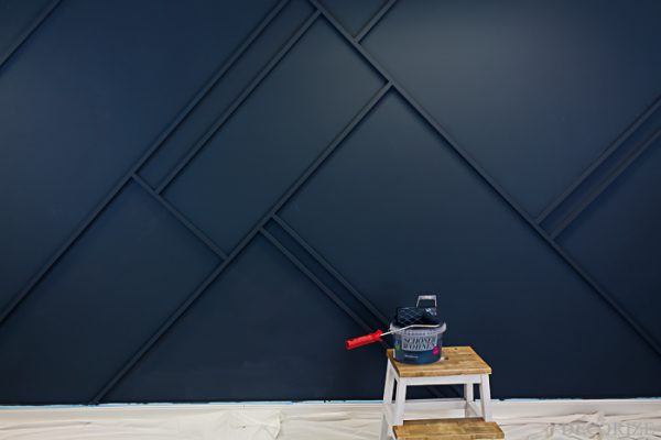 Geometrische Wandgestaltung in Blueberry-Blau