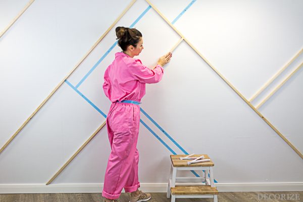 Geometrische Wandgestaltung in Blueberry-Blau