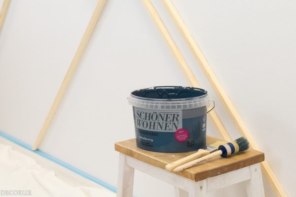 Geometrische Wandgestaltung in Blueberry-Blau