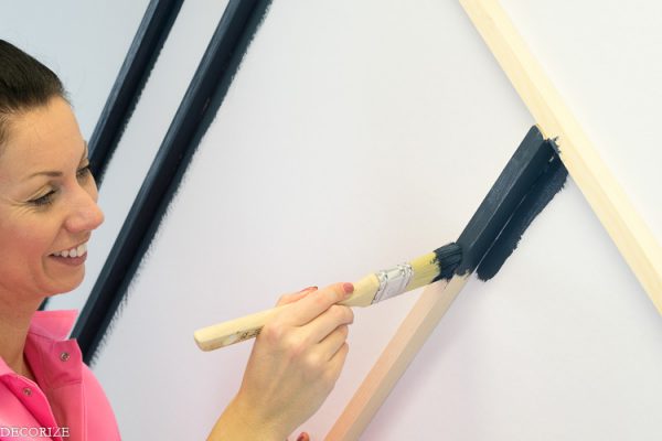 Geometrische Wandgestaltung in Blueberry-Blau