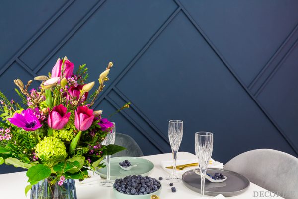 Geometrische Wandgestaltung in Blueberry-Blau