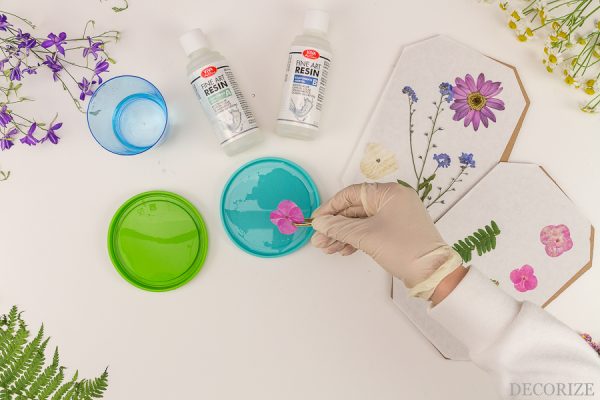 DIY-Glasuntersetzer-aus-Resin-mit-Blüten-aus-der-Blumenpresse