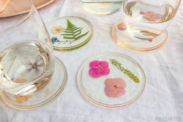 DIY-Glasuntersetzer aus Resin mit Blüten aus der Blumenpresse